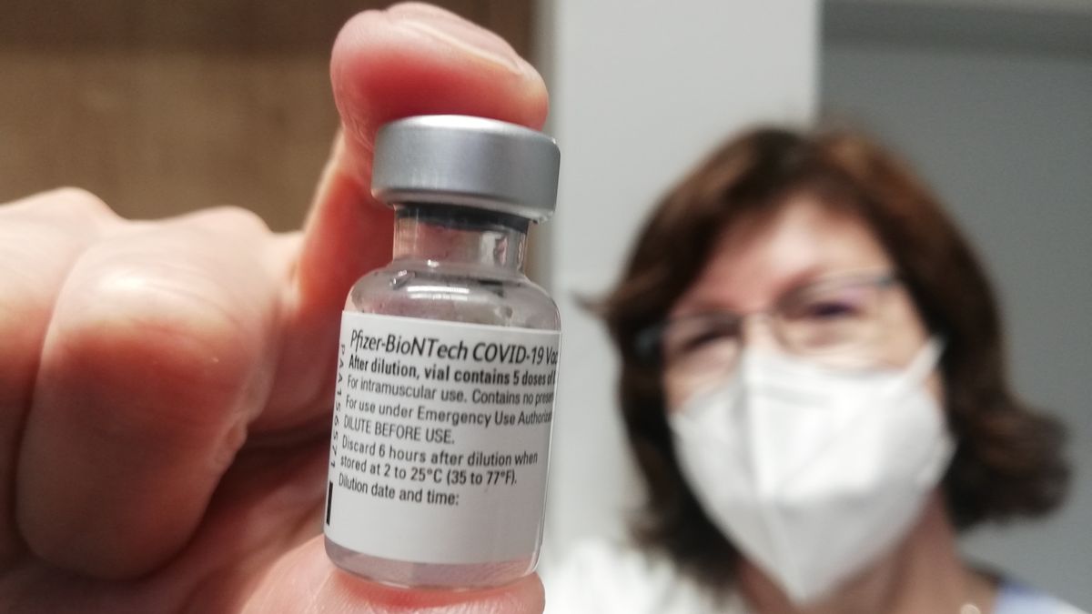 Léková agentura EU povolila využívat více dávek vakcíny Pfizeru